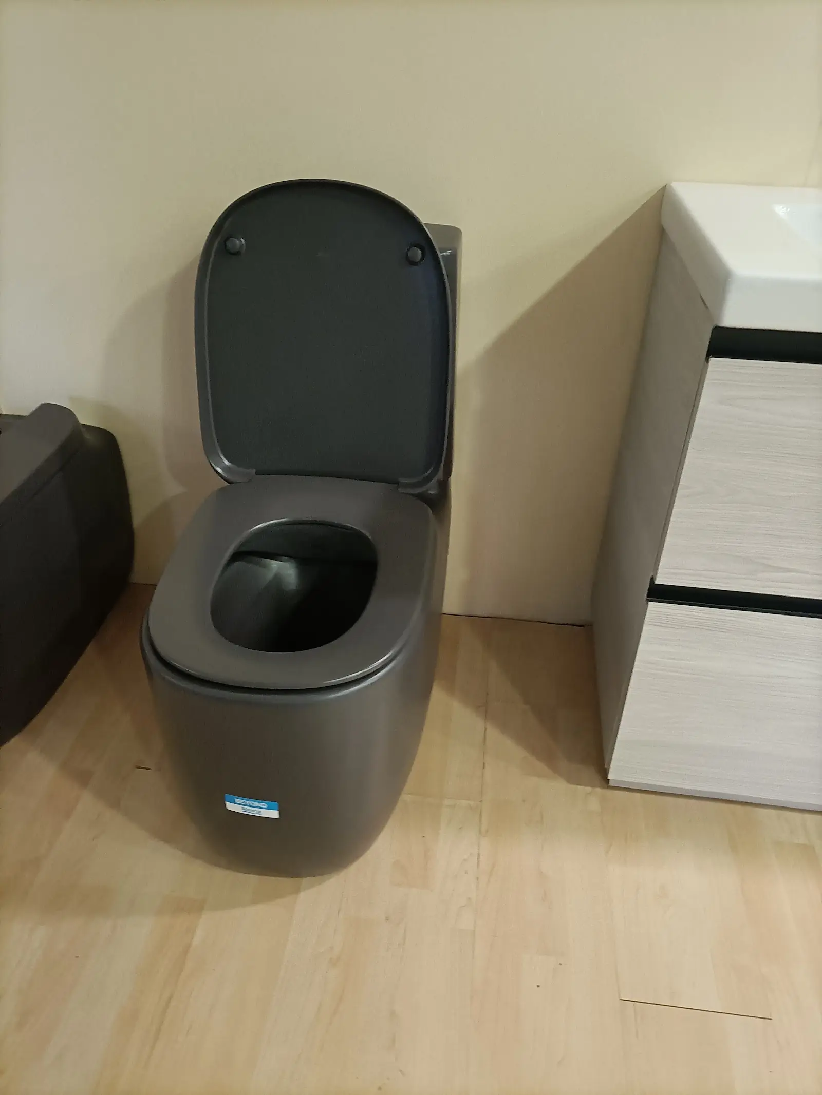 Grifo de cocina recién instalado en una vivienda