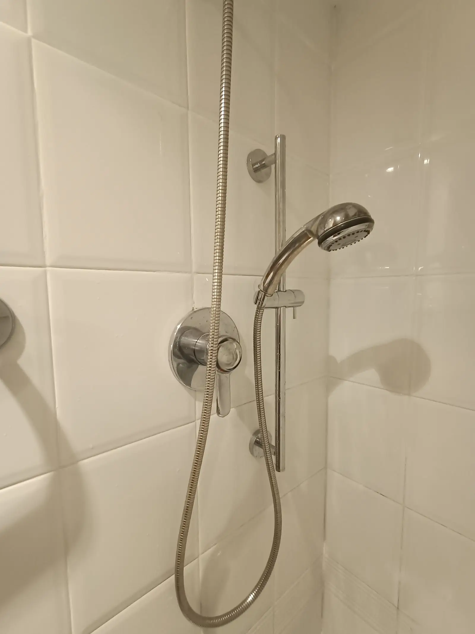 Instalación de fontanería en un baño en obra